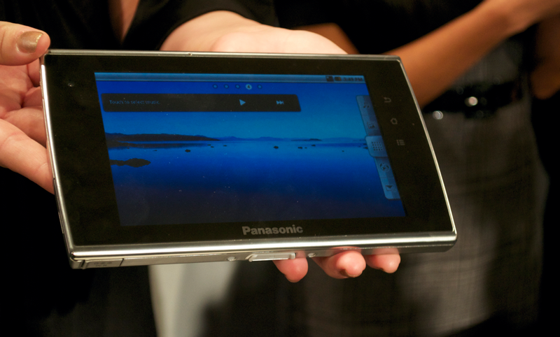 Illustration for article titled We Like Panasonic's Flagship 3DTV (And Its Weird Tablet Buddy)